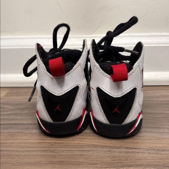 JORDAN WHITE AND BLACK SNEAKERS FOR STYLE AND CONFORT. - Picture 5 of 6